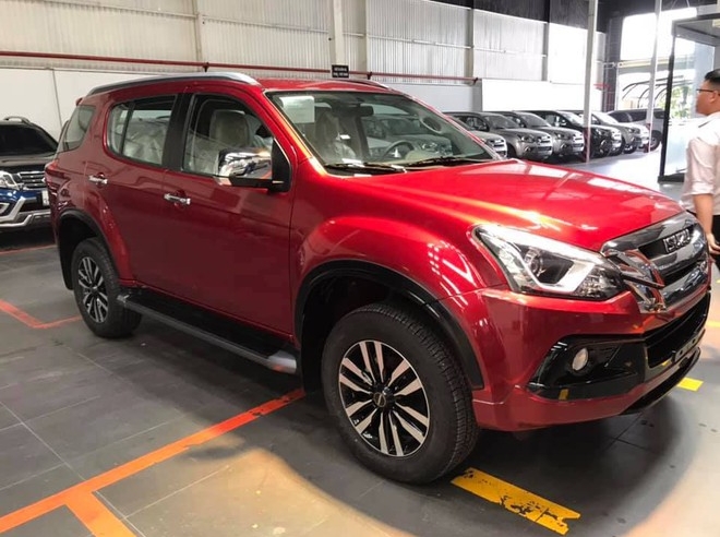 Isuzu MU-X giá đã rẻ nhất phân khúc còn giảm SỐC, đe dọa Fortuner